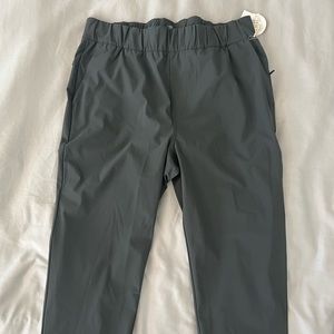 Vuori miles jogger NWT size Xl green/ gray color